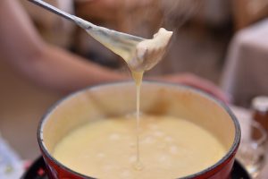 La fondue au fromage à l'Auberge de Savièse